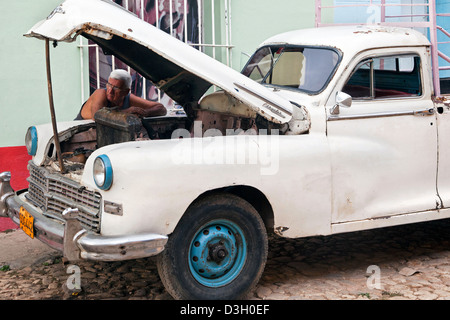 Kubanische Kfz-Mechaniker, die Reparatur der 1950er Jahre Vintage amerikanischen Chrysler-Pickup-Truck auf der Straße in Trinidad, Kuba, Karibik Stockfoto