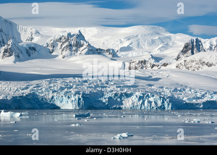 Die Gletscher an der Küste der westlichen Antarktischen Halbinsel einen sonnigen Nachmittag. Stockfoto