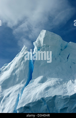 Die Spitze eines Eisbergs gegen einen strahlend blauen Himmel antarktischen Sommer. Stockfoto