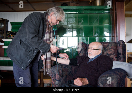 Görwihl, Deutschland, ein Landarzt in seiner täglichen Arbeit, Hausbesuch Stockfoto