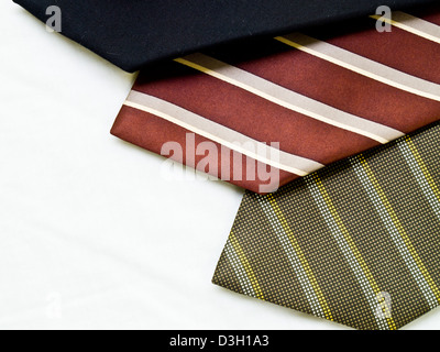 Bunte Krawatten isoliert auf weißem Hintergrund Stockfoto