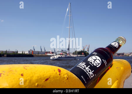 Hamburg, Deutschland, Fritz-Kola Flasche im Hamburger Hafen Stockfoto