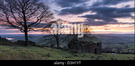 Sonnenuntergang am Ende Roach, Scheune Ruine am Rande der Hinterwellen, Staffordshire Moorlandschaften Stockfoto