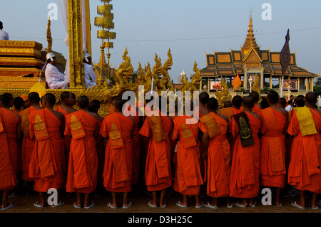 Kambodschanische buddhistische Mönche trauern um König Norodom Sihanouk / Straßenszene in der Nähe des Königspalastes, Phnom Penh, Kambodscha. Februar 2013. © Kraig Lieb Stockfoto