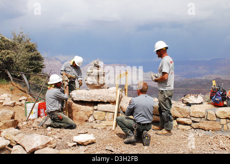 Im Grand Canyon National Park werden Mauerwerk repariert, insbesondere an einer historischen Mauer am Südrand. Diese Bemühungen zielen darauf ab, die Infrastruktur des Parks zu erhalten und das Besuchererlebnis zu verbessern. Stockfoto