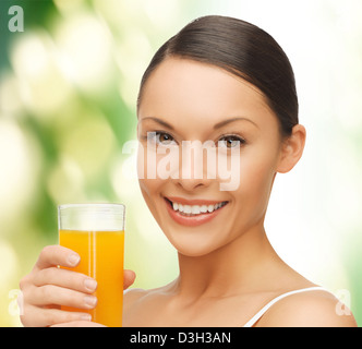 Frau mit Glas Saft Stockfoto