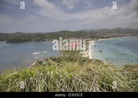 Blick auf Sandalen Hotel (Mitte) und Rodney Bay (rechts) von der Spitze des Pigeon Island, St. Lucia. Stockfoto