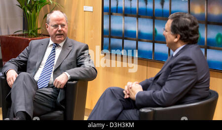 EU-Kommissionspräsident Jose Manuel Barroso begrüßt die deutsche Kanzlerkandidat für die SPD, Peer Steinbrück (L) während eines Treffens am Sitz EU-Kommission in Brüssel, Belgien, 18. Februar 2013. Foto: Thierry Monasse dpa Stockfoto