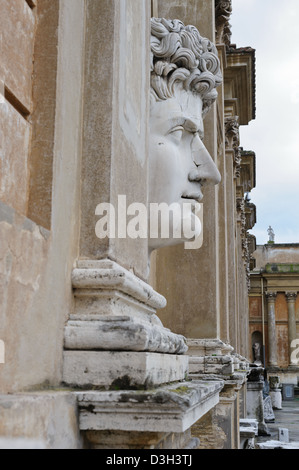 Eine große Marmorstatue / Büste auf dem Display in einen Außenbereich der Musei Vaticani / Vatikanischen Museen in Rom, Italien. Stockfoto