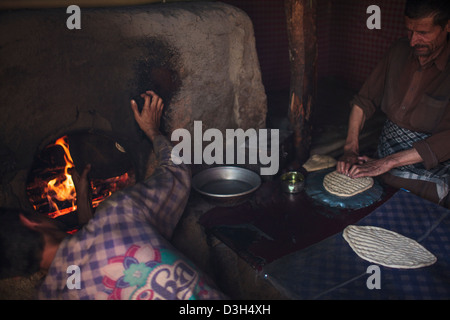 Herstellung-afghanischen Naan-Brot in Ishkashim, Badakhshan, Afghanistan Stockfoto