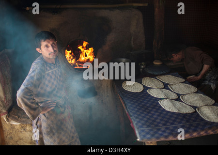 Herstellung-afghanischen Naan-Brot in Ishkashim, Badakhshan, Afghanistan Stockfoto