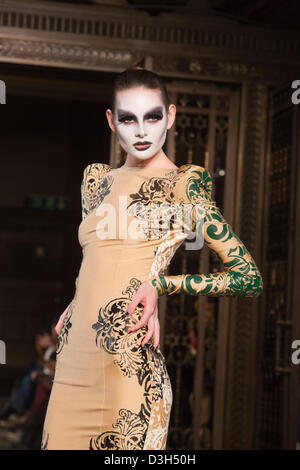 London, UK. 19. Februar 2013.  Ziad Ghanem Laufsteg zeigen in Fashion Scout/Freimaurer Hall während der London Fashion Week. Foto: CatwalkFashion/Alamy Live-Nachrichten Stockfoto