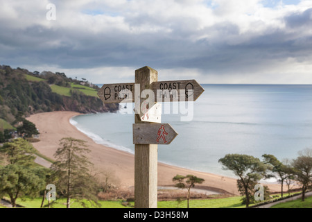 Wegweiser, die Wanderer entlang der Süd-west Küste, mit Blackpool Sands, Devon im Hintergrund Regie. Stockfoto