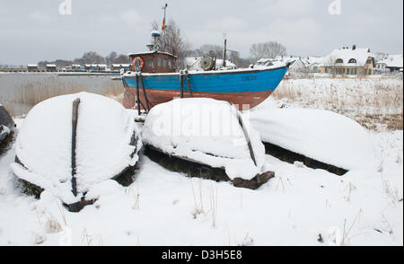 Schnee bedeckt die Boote im kleinen Hafen von alten Fischen Dorf von Gager auf Rügen Insel, Deutschland, 10. Februar 2013. Foto: Stefan Sauer Stockfoto