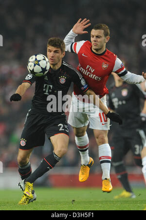 London, UK. 19. Februar 2013. Arsenals Jack Wilshere und Münchner Thomas Müller (L) wetteifern um den Ball in der Champions League Runde von 16 ersten Bein-Fußballspiel zwischen Arsenal FC und dem FC Bayern München im Emirates Stadium in London, England, 19. Februar 2013. Foto: Andreas Gebert/Dpa Alamy Live News Stockfoto