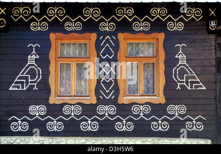 Detail dekoriert traditionell Holzhaus in Cicmany, Slowakei. Stockfoto