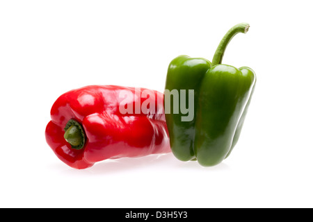 Grüne und rote Paprika in weiß Stockfoto