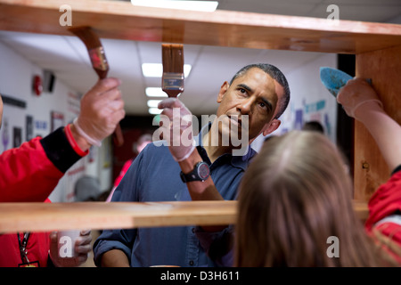 US-Präsident Barack Obama hilft Regale während einer nationalen Tag des Dienens Verbesserung Schulprojekt in Burrville Elementary School 19. Januar 2013 in Washington, DC zu beflecken. Stockfoto