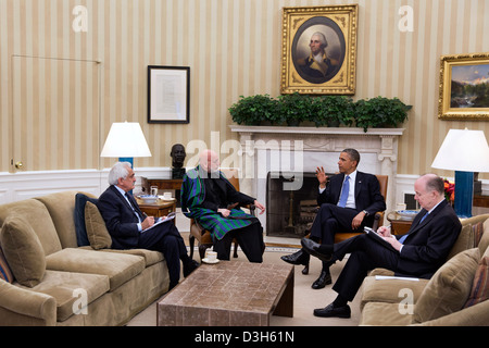 US-Präsident Barack Obama und Präsident Hamid Karzai Afghanistans im Oval Office des weißen Hauses 11. Januar 2013 in Washington, DC zu erfüllen. Dr. Rangin Dadfar Spanta, Afghan National Security Advisor, links, und National Security Advisor Tom Donilon, teilnehmen. Stockfoto
