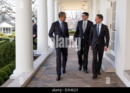 US-Präsident Barack Obama spricht mit Stabschef Jack Lew, Center und Finanzminister Timothy Geithner, wie sie auf der Kolonnade des weißen Hauses 10. Januar 2013 in Washington, DC Fuß. Der Präsident kündigte später Lew als seine Nominierung als Finanzminister Geithner zu ersetzen. Stockfoto