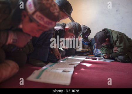 Kirgisische Studenten studieren an einer Zentralasien Inst finanzierten Schule in Bozai Gumbaz in den Wakhan, Afghanistan. Stockfoto