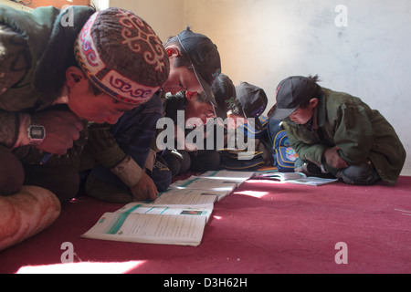 Kirgisische Studenten studieren an einer Zentralasien Inst finanzierten Schule in Bozai Gumbaz in den Wakhan, Afghanistan. Stockfoto