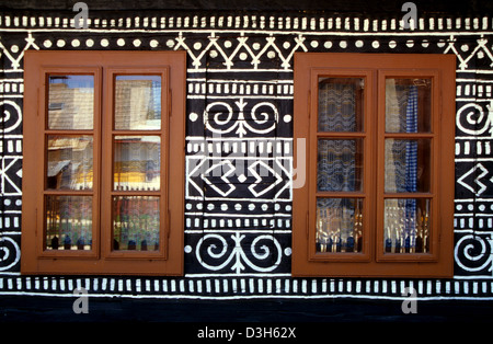 Detail dekoriert traditionell Holzhaus in Cicmany, Slowakei. Stockfoto