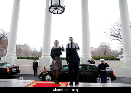 US-Präsident Barack Obama und Botschafter Capricia Marshall, Protokollchef, Welle, Präsident Hamid Karzai in Afghanistan, als er von der nördlichen Portikus des weißen Hauses 11. Januar 2013 in Washington, DC weicht. Stockfoto