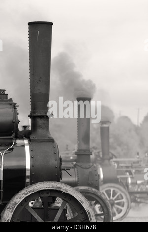 Rauchen-Zugmaschine Rauch-Stacks Stapeln Schornsteine Schornstein bei einer Dampf-Kundgebung in Innishannon, County Cork, Irland Stockfoto