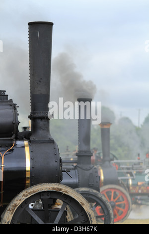 Rauchen-Zugmaschine Rauch-Stacks Stapeln Schornsteine Schornstein bei einer Dampf-Kundgebung in Innishannon, County Cork, Irland Stockfoto