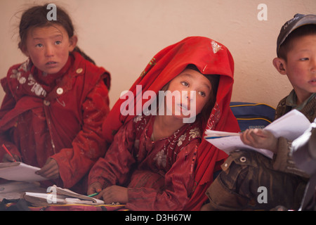 Kirgisische Studenten studieren an einer Zentralasien Inst finanzierten Schule in Bozai Gumbaz in den Wakhan, Afghanistan. Stockfoto