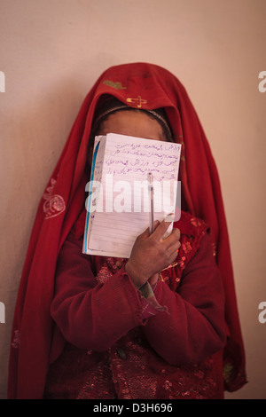 Kirgisische Studenten studieren an einer Zentralasien Inst finanzierten Schule in Bozai Gumbaz in den Wakhan, Afghanistan. Stockfoto