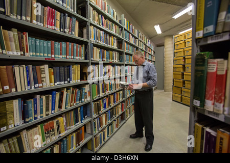 Archivar Mike Smith in den Archiven der Wayne State University Walter P. Reuther Library of Labor und Urban Affairs Stockfoto