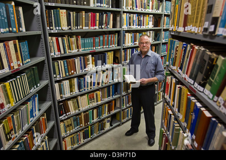 Archivar Mike Smith in den Archiven der Wayne State University Walter P. Reuther Library of Labor und Urban Affairs Stockfoto