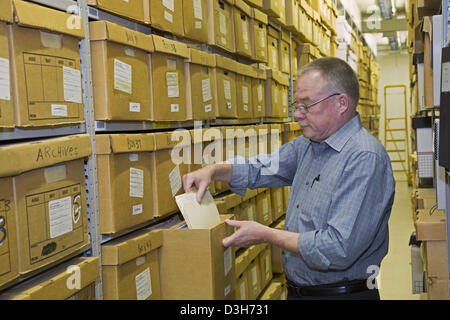 Archivar Mike Smith in den Archiven der Wayne State University Walter P. Reuther Library of Labor und Urban Affairs Stockfoto