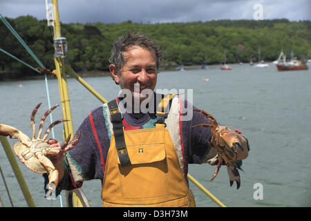 Eine Krabbe Fischer mit seinen frisch gefangenen braun Crab (lat.: cancer pagurus), in West Cork, Republik Irland. Stockfoto