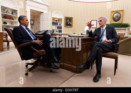 US-Präsident Barack Obama mit Stabschef Denis McDonough im Oval Office des weißen Hauses 25. Januar 2013 in Washington, DC trifft. Stockfoto