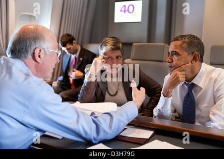 US-Präsident Barack Obama spricht mit Innenminister Ken Salazar und Homeland Security Secretary Janet Napolitano an Bord der Air Force One auf dem Weg nach Las Vegas, Nevada, 29. Januar 2013. Stockfoto