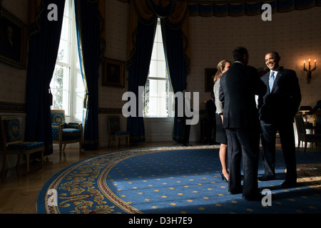 US-Präsident Barack Obama spricht mit House Speaker John Boehner und seiner Frau Debbie Boehner während der gemeinsamen Kongress-Ausschuss am konstituierenden Zeremonien Tee im Blue Room des weißen Hauses 21. Januar 2013 in Washington, DC. Stockfoto