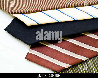 Bunte Krawatten isoliert auf weißem Hintergrund Stockfoto