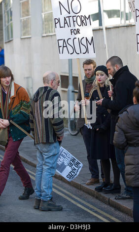 Cambridge University, UK. 19. Februar 2013. Marine Le Pen spricht an der Cambridge Union Society heute ein Anziehungspunkt für Studenten protestieren mit vielen entpuppt, ihre Disaprovel zu zeigen, die der Führer der französischen rechtsextremen nationalen Partei die Plattform bekam, an der Debatte zu sprechen. Stockfoto