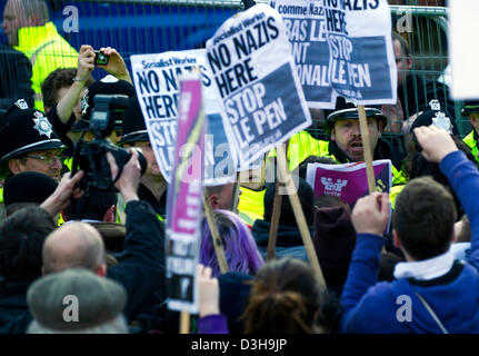 Cambridge University, UK. 19. Februar 2013. Marine Le Pen spricht an der Cambridge Union Society heute ein Anziehungspunkt für Studenten protestieren mit vielen entpuppt, ihre Disaprovel zu zeigen, die der Führer der französischen rechtsextremen nationalen Partei die Plattform bekam, an der Debatte zu sprechen. Stockfoto