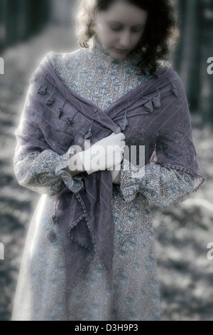 eine Frau in einem Vintage floral-Kleid mit einem Schal Stockfoto