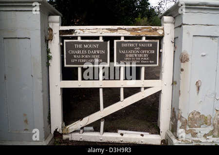 Schild am Tor am Geburtsort von Charles Darwin am Mount in Shrewsbury Shropshire England Großbritannien KATHY DEWITT Stockfoto