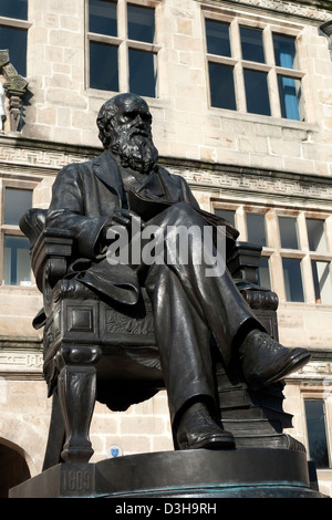 Statue von Charles Darwin vor der Shrewsbury Public Library, wo Darwin die Schule in Shrewsbury Shropshire England besuchte Stockfoto