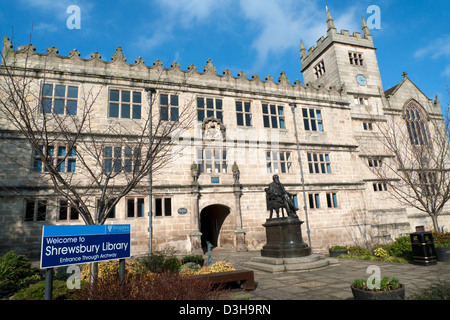 Außenansicht der Shrewsbury Public Library und Schild mit der Charles Darwin Statue vor dem Gebäude Shrewsbury Shropshire England UK KATHY DEWITT Stockfoto