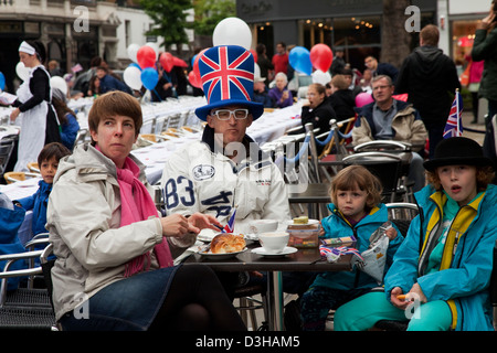 Die Menschen sind Picknick-Mittagessen in London Chelsea im Rahmen von Königin Elisabeth II Diamant-Jubiläum feiern, UK Stockfoto