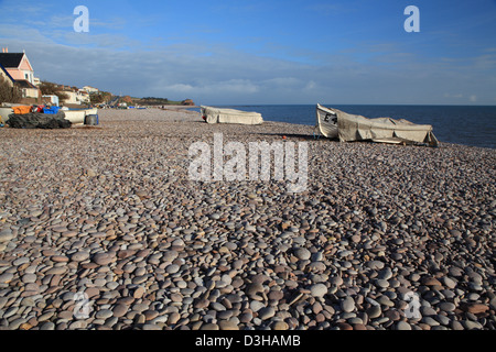 Budleigh Salterton direkt am Meer, mit Blick auf die Mündung der Fischotter auf sonnigen Winternachmittag, East Devon, England Stockfoto