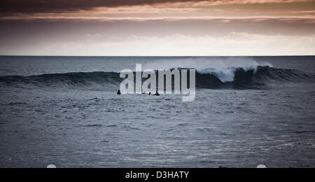 Sun Set Surfer immer bereit in der Zeile oben auf Santa Cruz die Galapagos-Inseln große surf Stockfoto