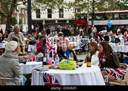 Die Menschen sind Picknick-Mittagessen in London Chelsea im Rahmen von Königin Elisabeth II Diamant-Jubiläum feiern, UK Stockfoto